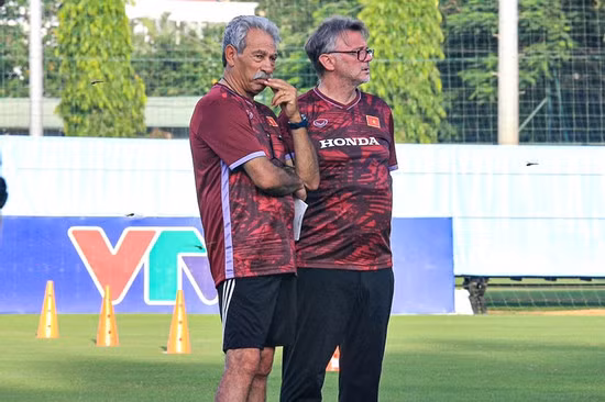 tuyen-viet-nam-den-luc-ong-troussier-can-thay-doi-de-giu-ghe-1161.jpg