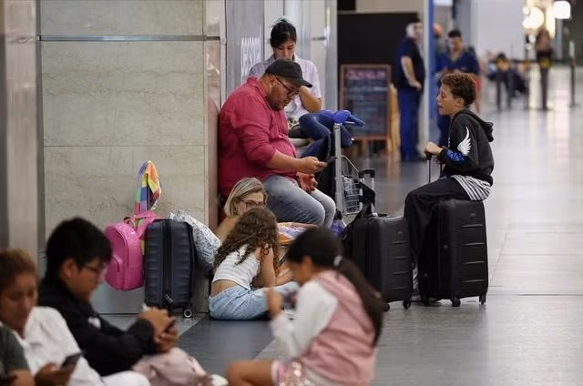 Hành khách tại sân bay Aeroparque Jorge Newbery, Argentina ngày 28/2.