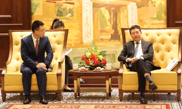 Bộ trưởng Nguyễn Mạnh Hùng (phải) và ông Lâm Bách Phong, Phó Chủ tịch Huawei.