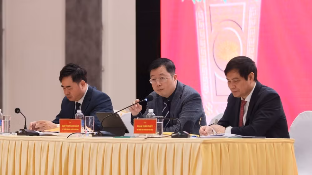 Các đại biểu chủ trì hội nghị triển khai công tác xuất bản và phát hành xuất bản phẩm năm 2024.