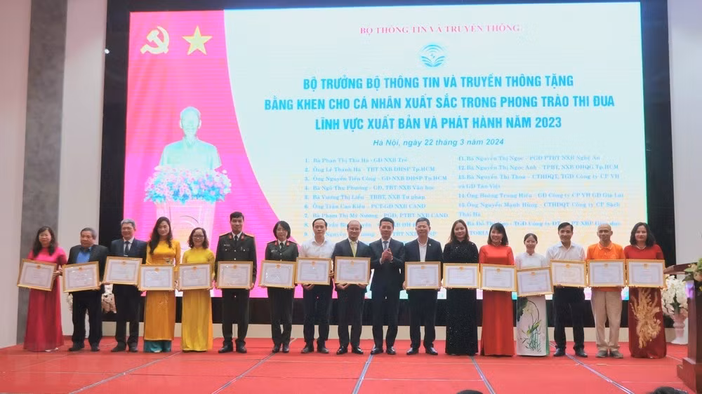 Các tập thể, cá nhân được nhận Bằng khen của Bộ trưởng Bộ Thông tin và Truyền thông.