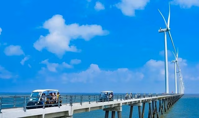 Du khách tham quan Dự án nhà máy điện gió H.Hòa Bình 1, Bạc Liêu.