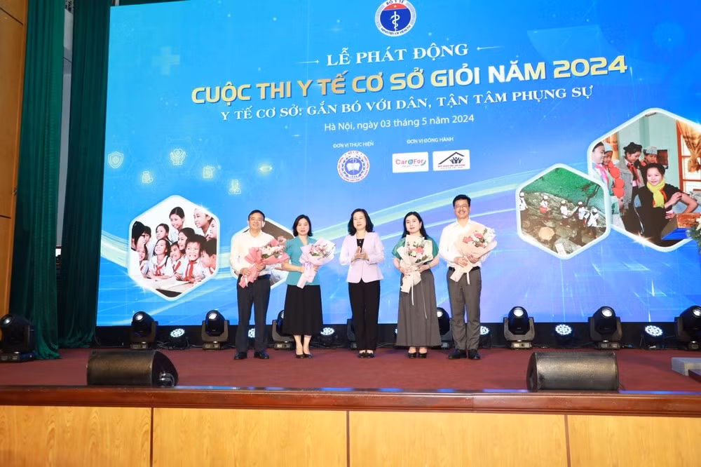Bộ trưởng Bộ Y tế và các thành viên Ban giám khảo của Cuộc thi.