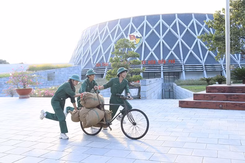 Học sinh tham gia chương trình trải nghiệm “Chúng em làm chiến sĩ Điện Biên”.
