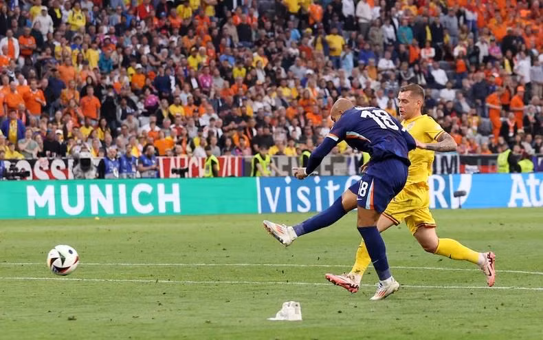 Tiền đạo Malen lập cú đúp ở phút 90+2, ấn định chiến thắng 3-0 cho những cơn lốc màu da cam.