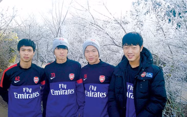 Công Phượng, Tuấn Anh, Đông Triều và Xuân Trường trong chuyến tập huấn tại CLB Arsenal.