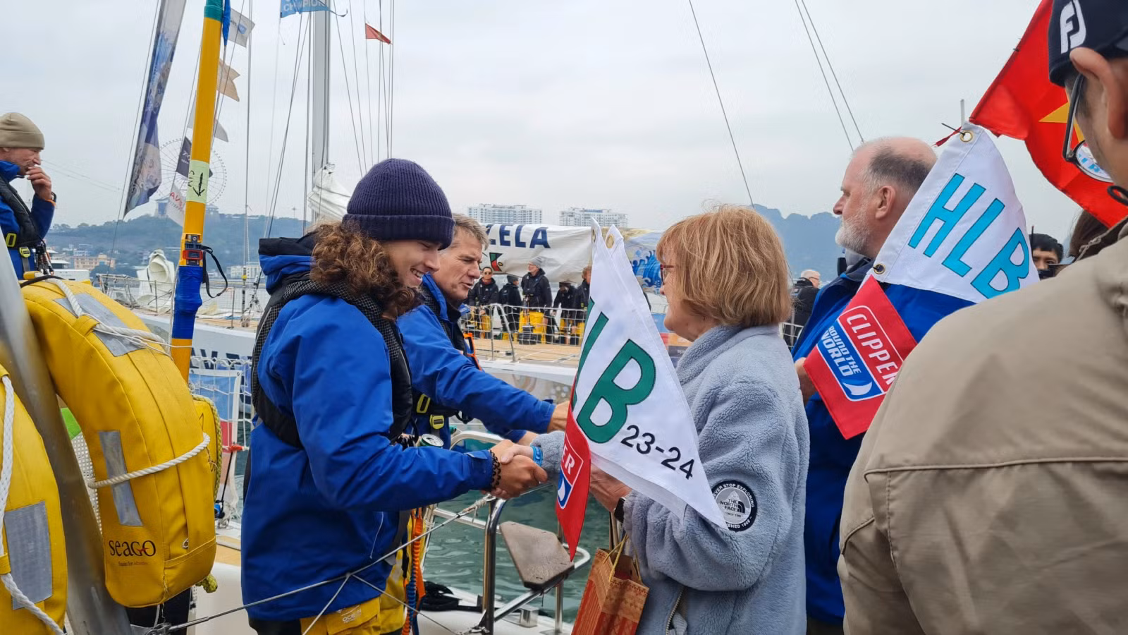 Nhiều khách nước ngoài có người thân tham dự Clipper race đã đến tận Hạ Long để động viên.