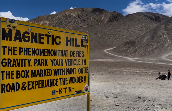 Tấm biển trên đường cao tốc Srinagar-Leh.