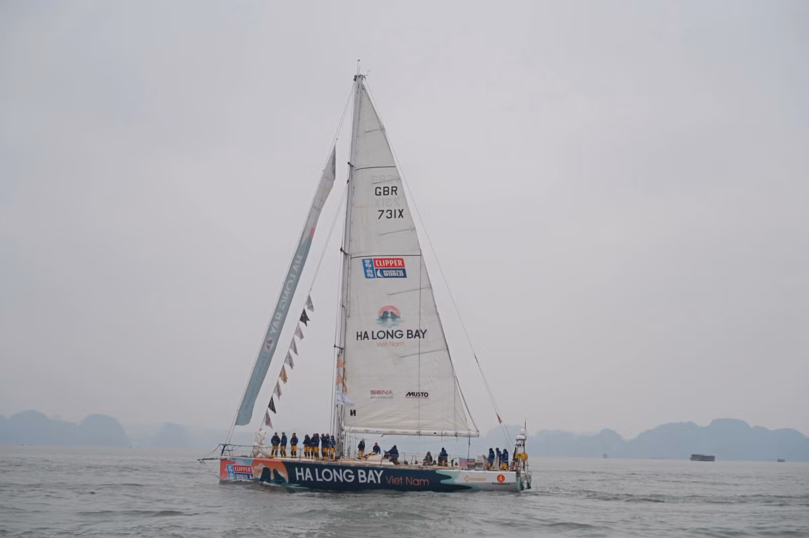 Đội đua Hạ Long Bay Viet Nam căng buồm bắt đầu chặng đua mới.