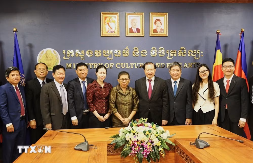 Đoàn công tác Bộ Văn hóa, Thể thao và Du lịch Việt Nam do Thứ trưởng Tạ Quang Đông dẫn đầu hội đàm với Bộ trưởng Bộ VH&amp;NT Campuchia Phoeurng Sackona.