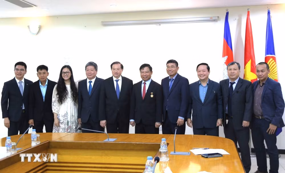 Thứ trưởng Tạ Quang Đông (thứ năm từ trái sang), Đại sứ Nguyễn Huy Tăng (thứ năm từ phải sang) và lãnh đạo cơ quan bên cạnh Đại sứ quán tại cuộc gặp.
