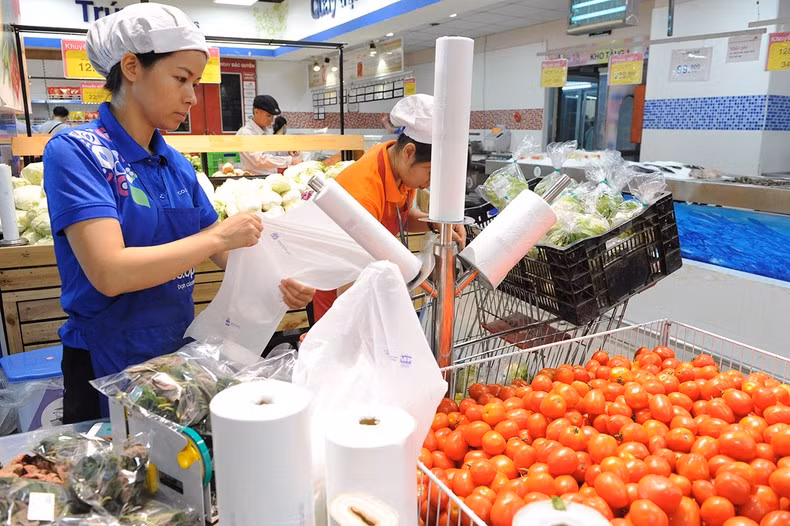 Siêu thị là kênh giữ giá tương đối bình ổn vì đã có sự chuẩn bị lượng hàng hóa lớn từ trước.