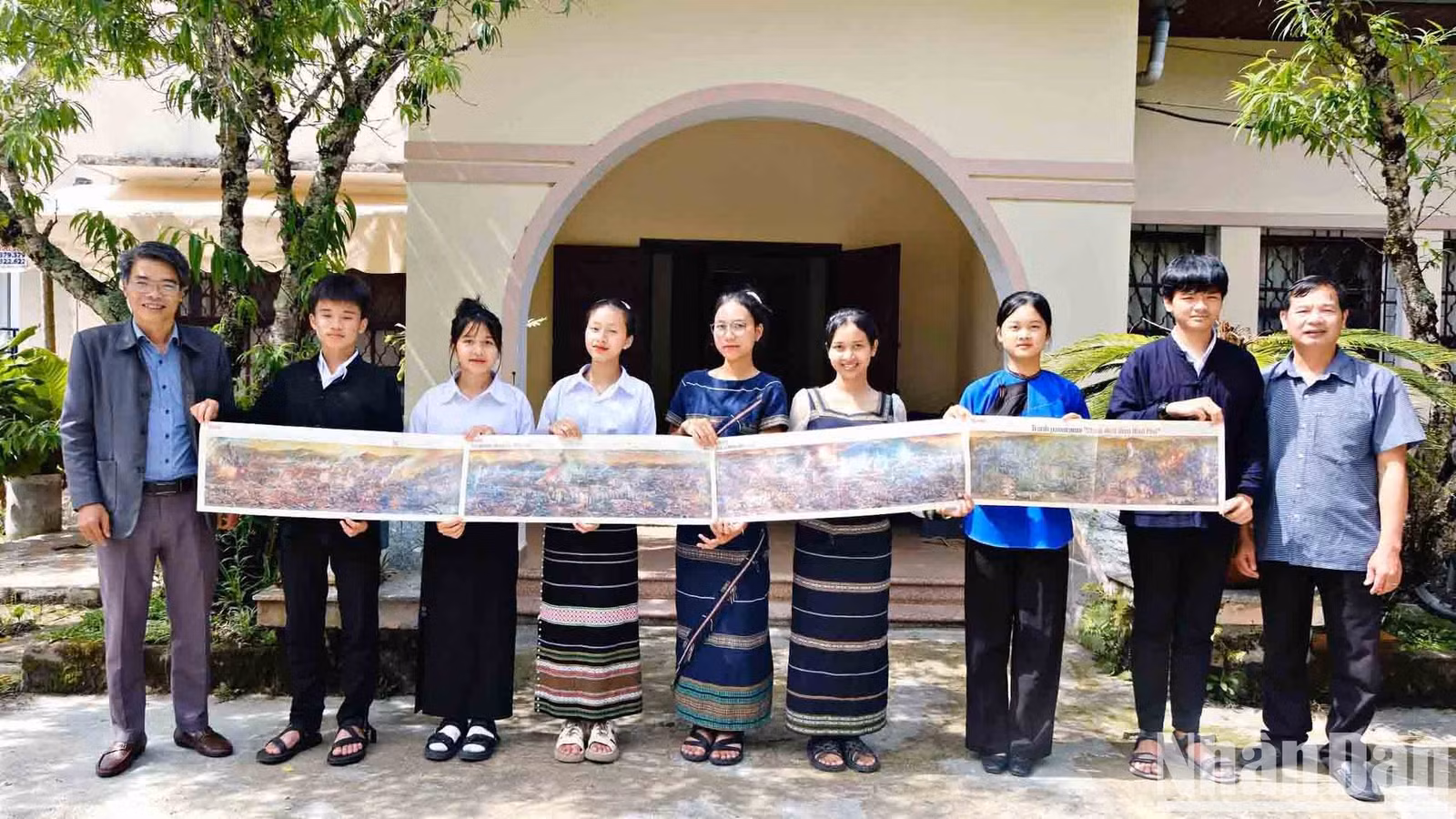 Đại diện Báo Nhân Dân tại Lâm Đồng cùng các học sinh đồng bào dân tộc thiểu số với 4 trường đoạn tranh panorama "Chiến dịch Điện Biên Phủ".