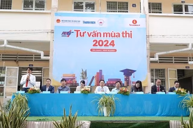 Các giáo viên tham gia tư vấn tại TX.Gò Công (Tiền Giang).