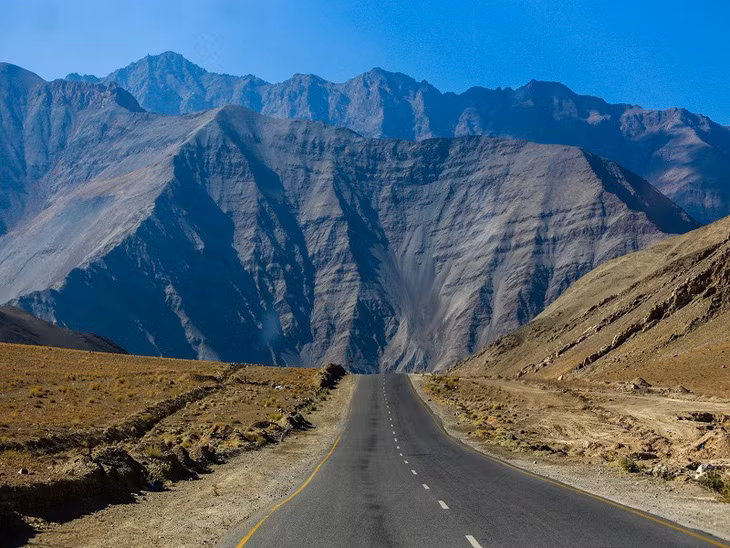 “Đồi nam châm” nằm dọc theo quốc lộ Leh-Kargil-Baltic, thuộc vùng Trans-Himalaya.