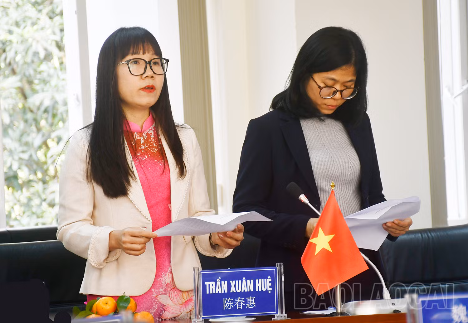 Bà Trần Xuân Huệ (trái ảnh), Phó Giám đốc Sở Thông tin và Truyền thông tỉnh Lào Cai (Việt Nam) phát biểu chào mừng.jpg
