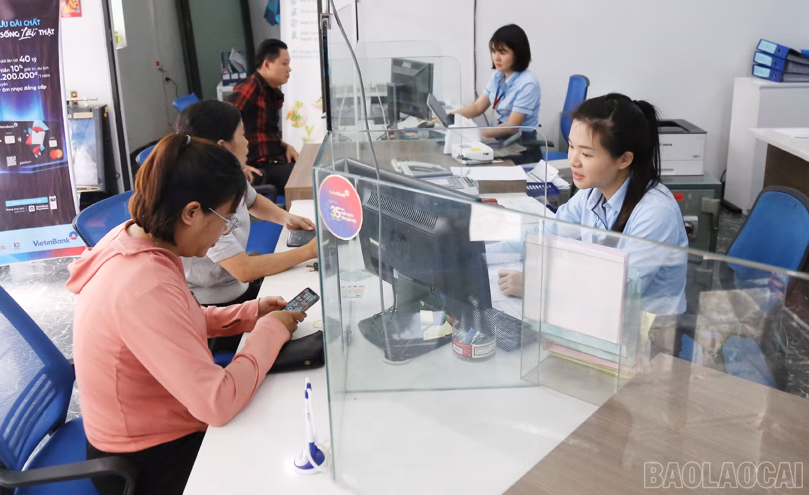 baolaocai_Các ngân hàng thương mại trên địa đáp ứng nguồn vốn phục vụ sản xuất và tiêu dùng của người dân và doanh nghiệp..jpg