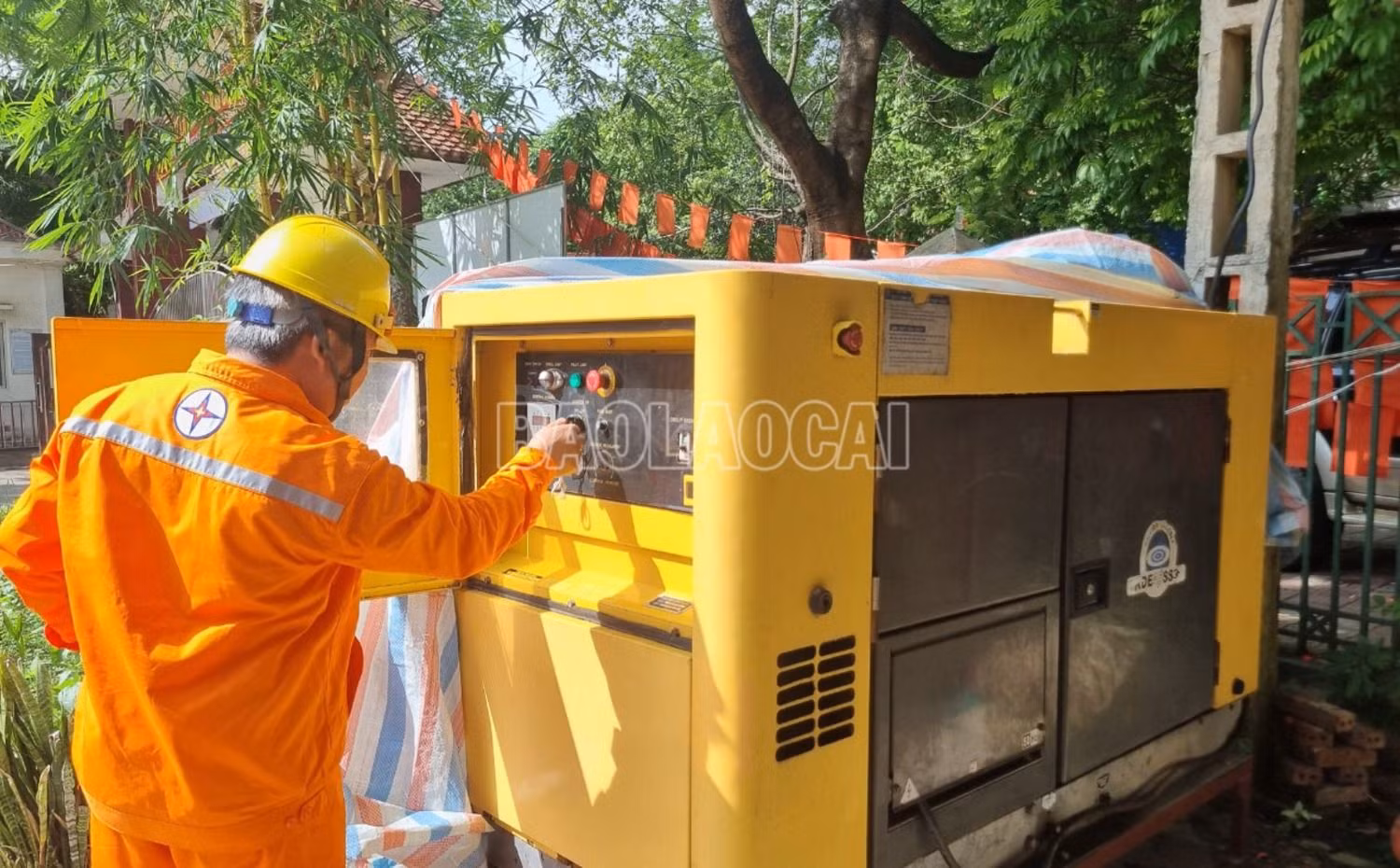 Lắp đặt và hiệu chỉnh máy phát điện tại điểm thi đặt tại trường THPT số 1 Bảo Yên.jpg