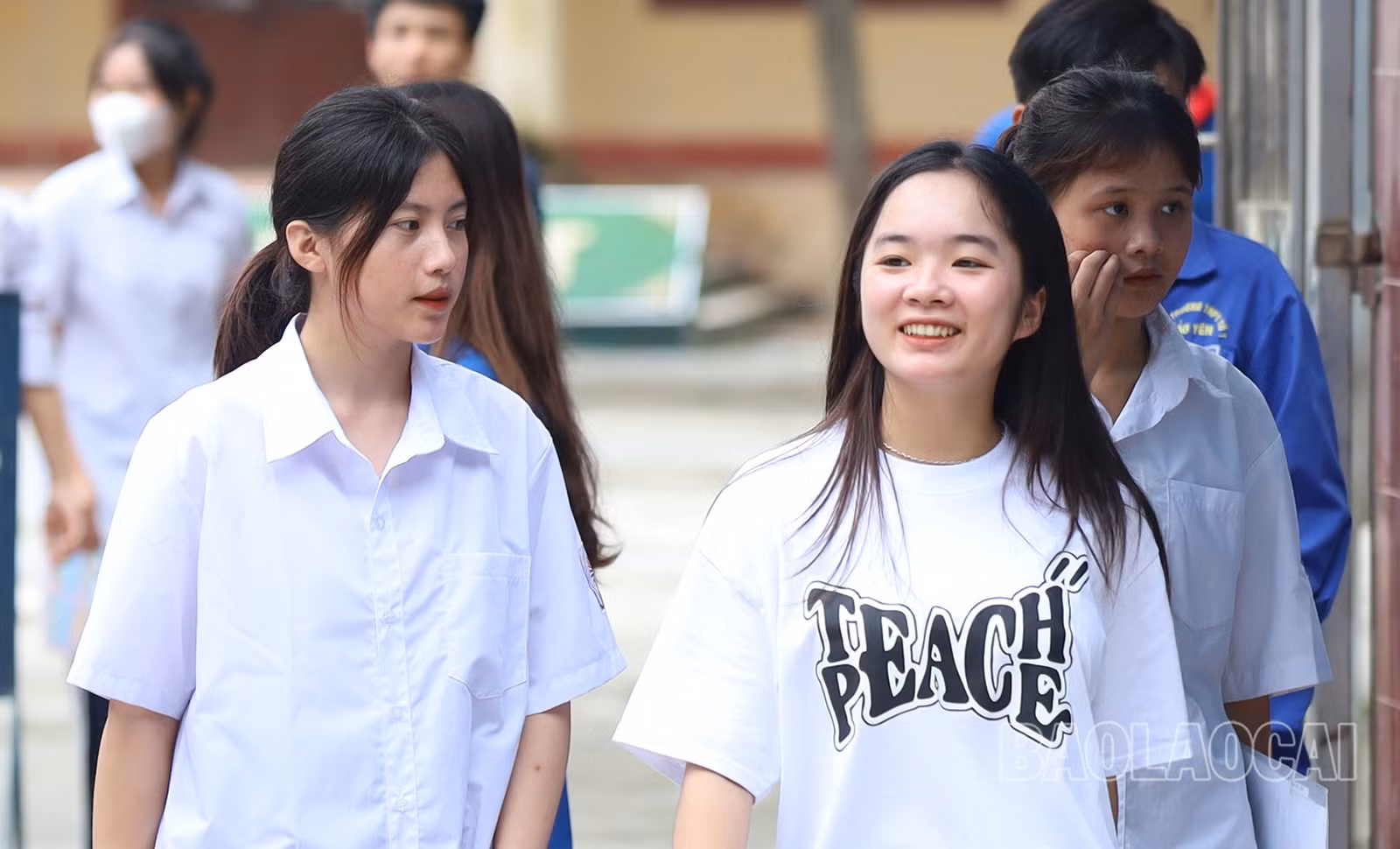 Thí sinh Bảo Yên rời phòng thi với tâm trạng phấn khởi.