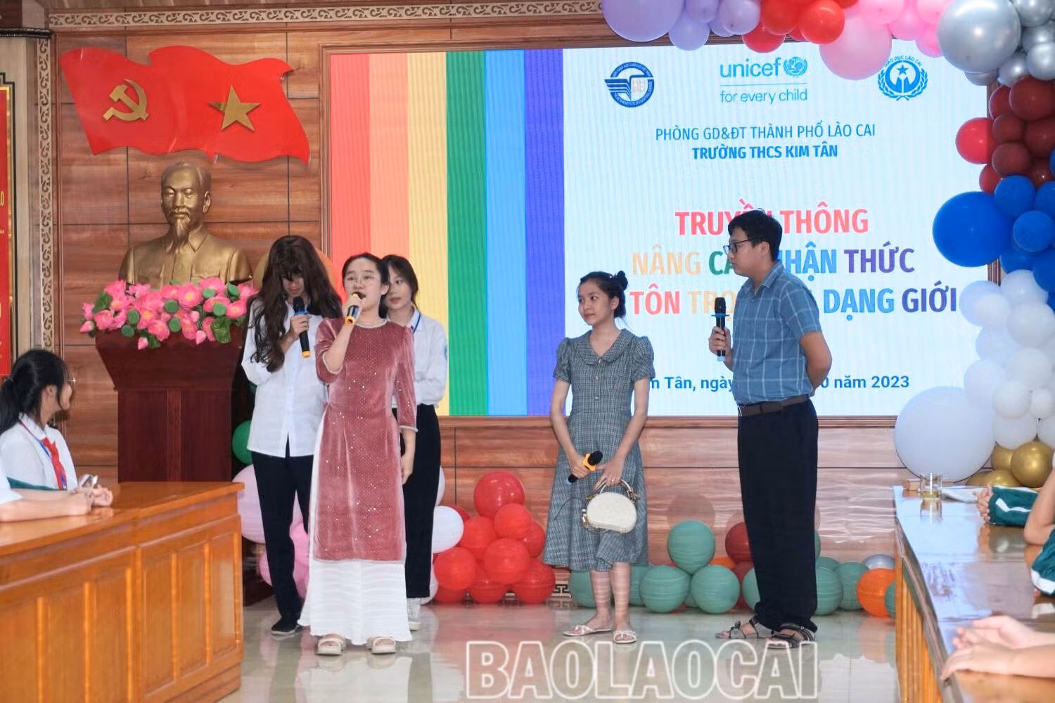 Các em học sinh biểu diễn tiểu phẩm về chủ đề “Đa dạng và hòa nhập giới”.