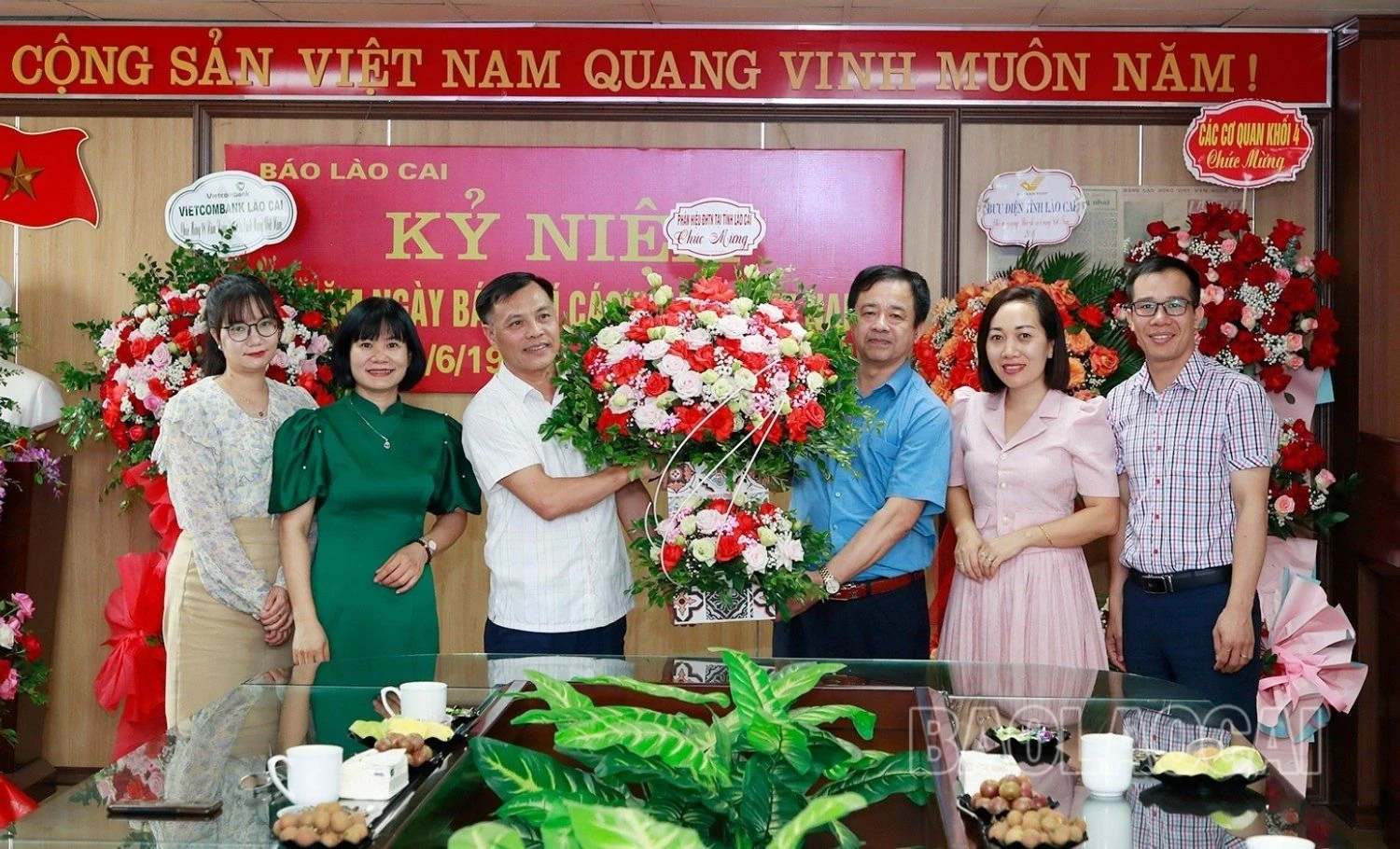 Phân hiệu Đại học Thái Nguyên tại tỉnh Lào Cai tặng hoa chúc mừng Báo Lào Cai.