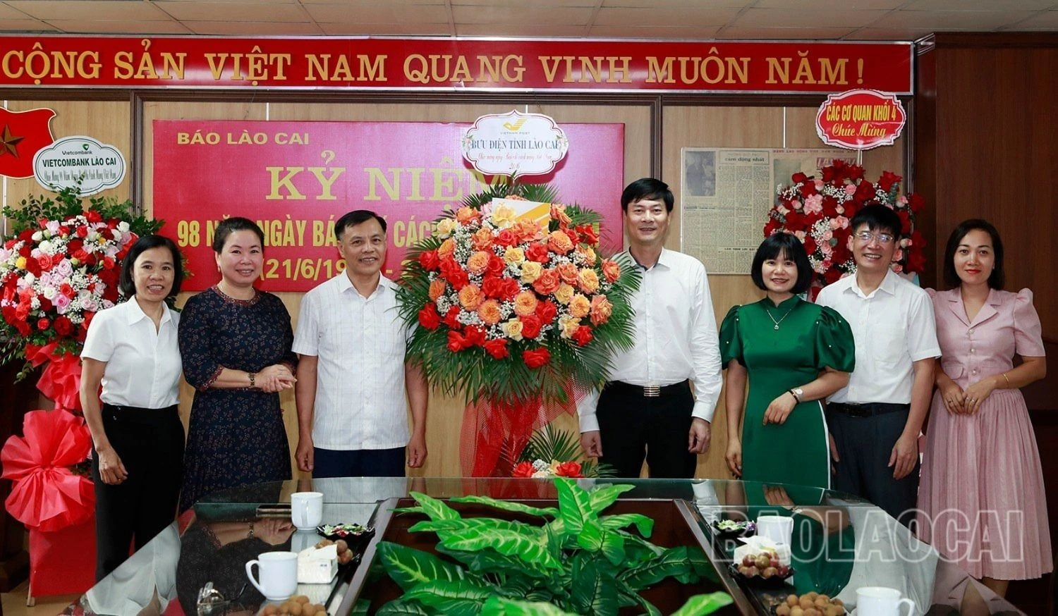 Bưu điện tỉnh Lào Cai tặng hoa chúc mừng Báo Lào Cai.