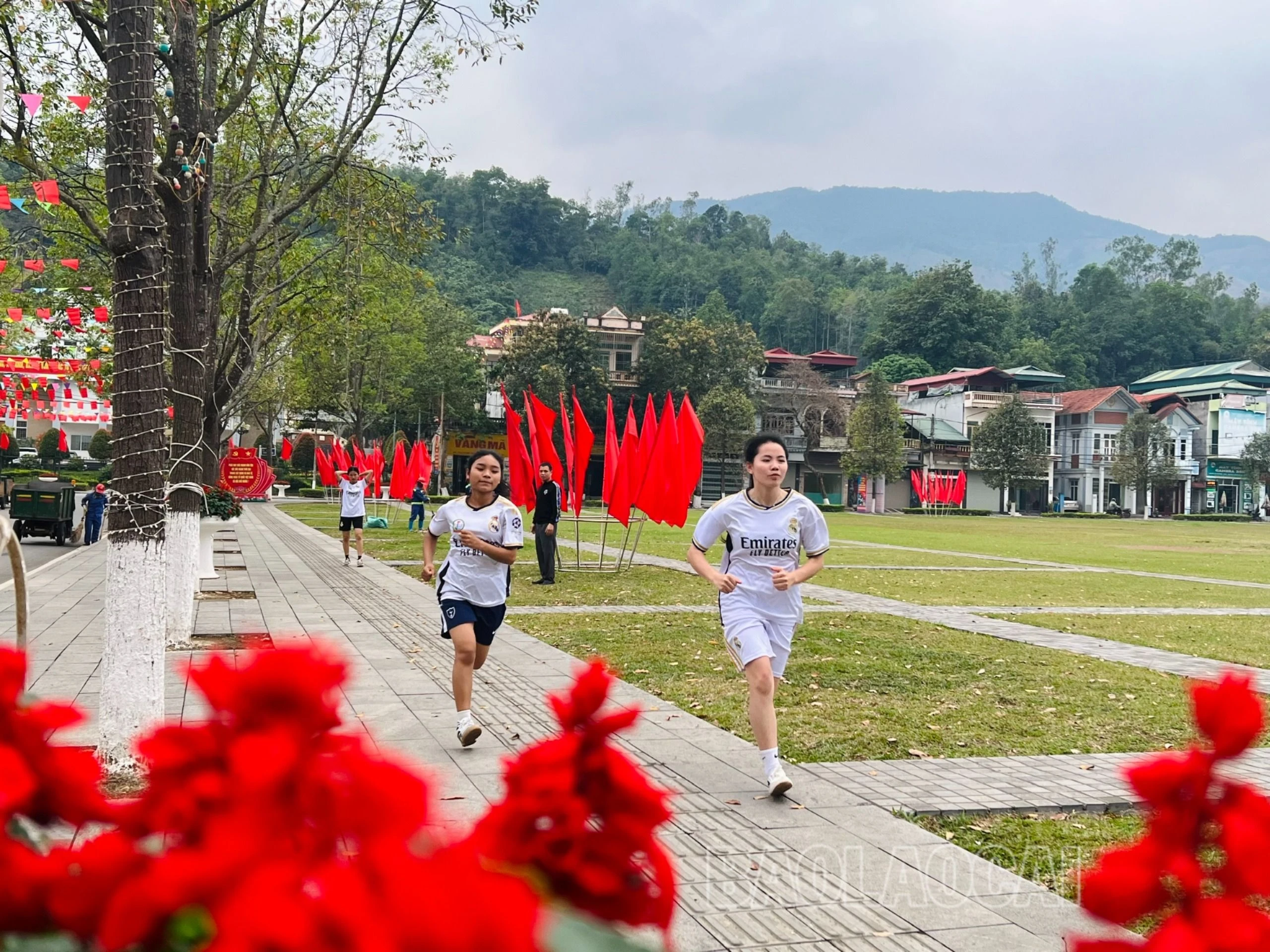 Các vận động viên của đoàn thể thao huyện Bát Xát chuẩn bị cho giải đấu.jpg