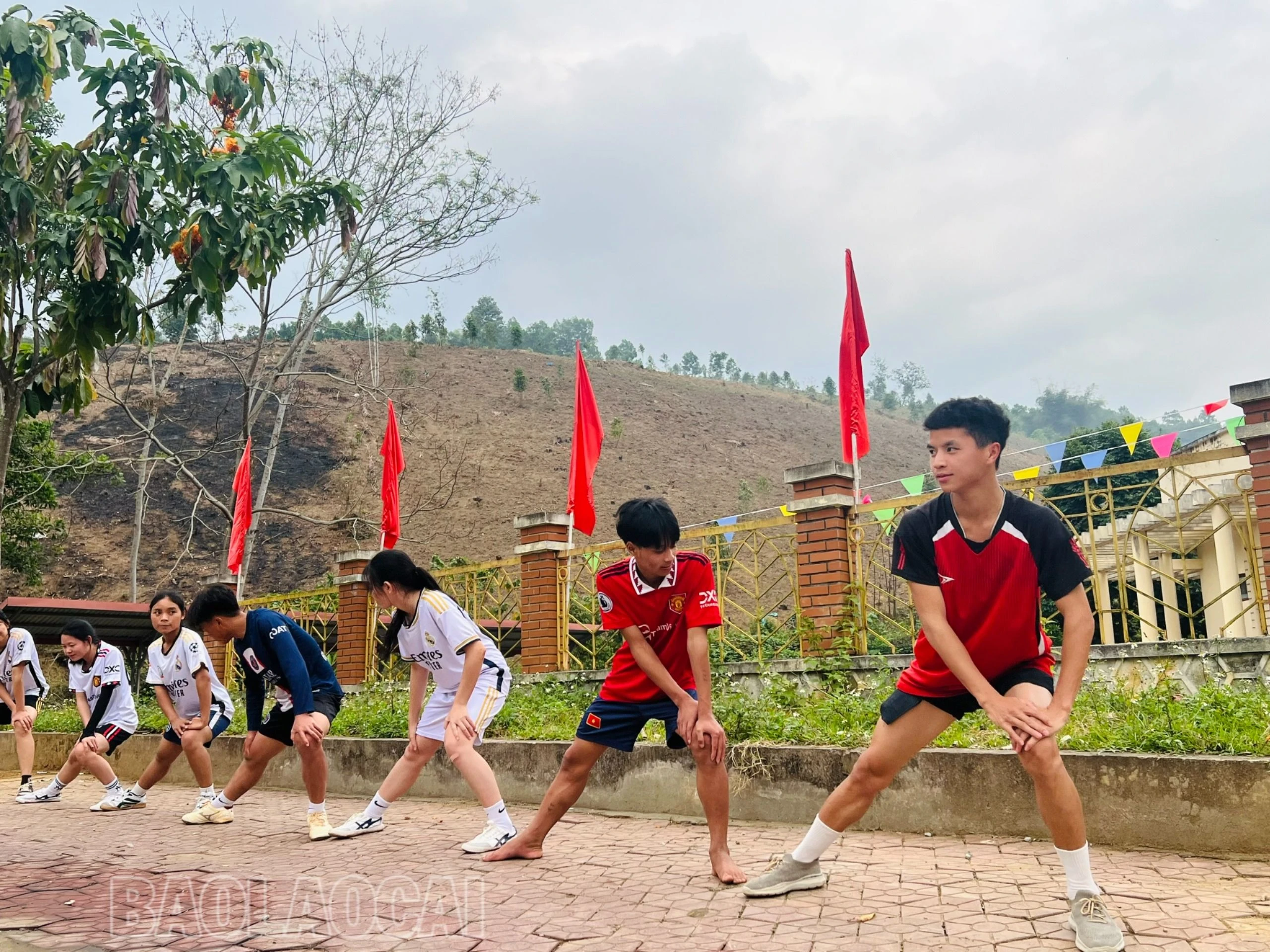 Các vận động viên của đoàn thể thao huyện Bát Xát chuẩn bị cho giải đấu..jpg