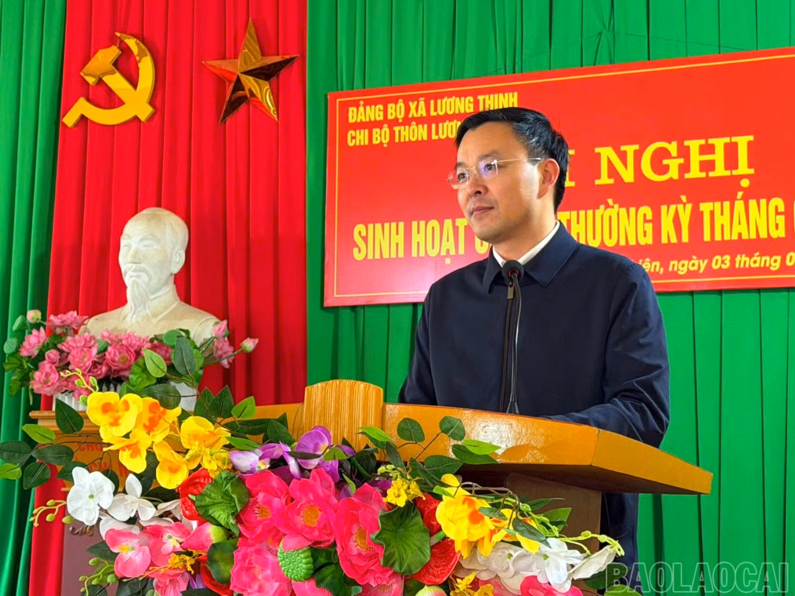 Đồng chí An Hoàng Linh phát biểu tại buổi sinh hoạt chi bộ.