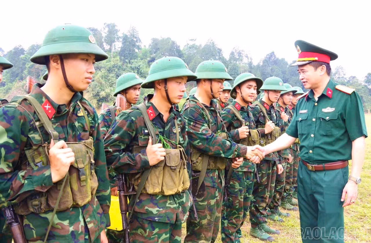 Đại tá Nguyễn Đức Cương - Phó Bí thư Thường trực Đảng ủy, Chính ủy Bộ CHQS tỉnh động viên đoàn viên - chiến sĩ mới tham gia kiểm tra "3 tiếng nổ".