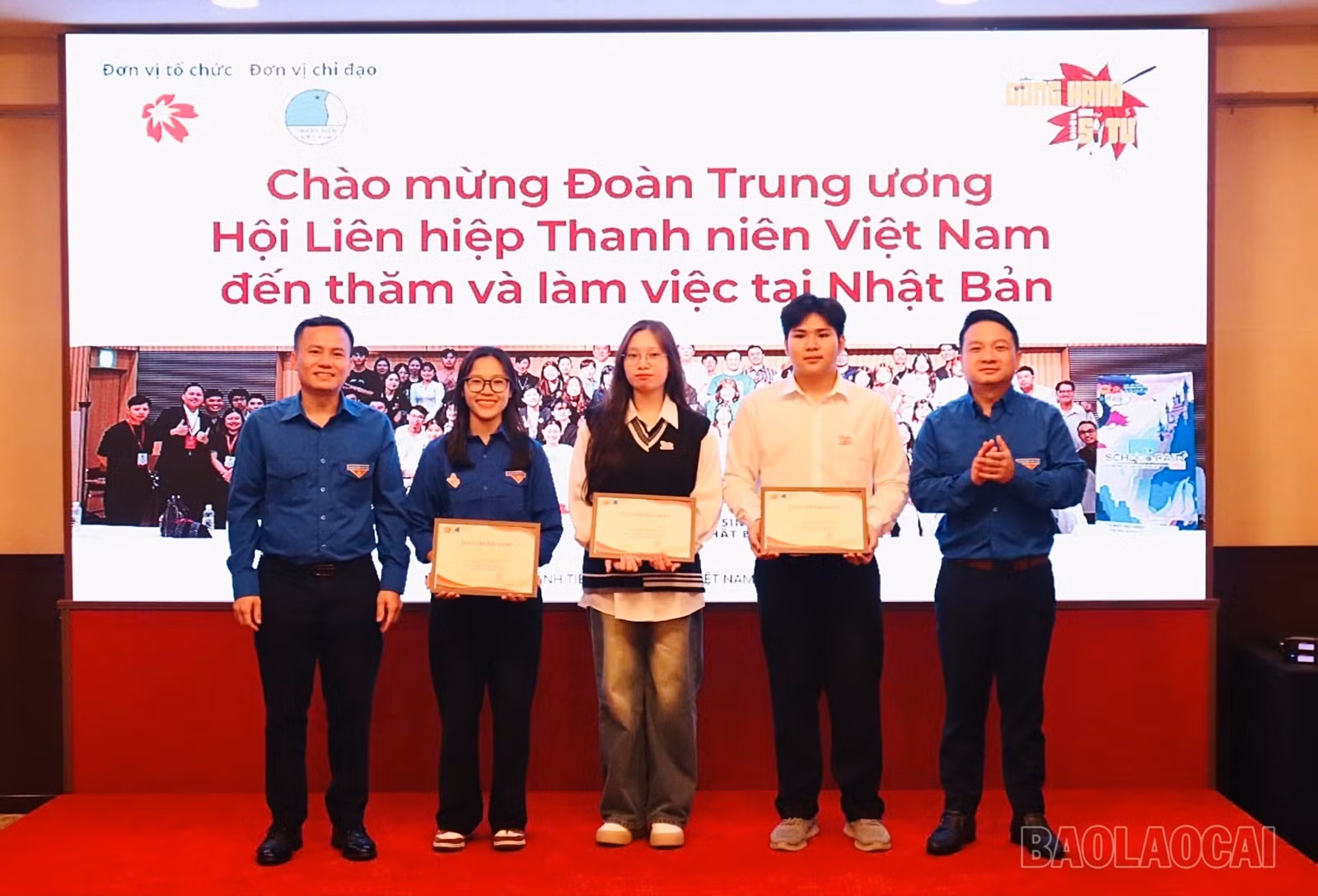 Đồng chí Triệu Trí Lộc - Phó Bí thư Tỉnh đoàn (ngoài cùng bên phải) trao giải Cuộc thi thuyết trình "Tôi yêu Tổ quốc tôi" cho các bạn du học sinh xuất sắc.