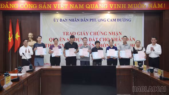 Trao giấy chứng nhận quyền sử dụng đất theo “Mô hình liên thông 5 tại chỗ”