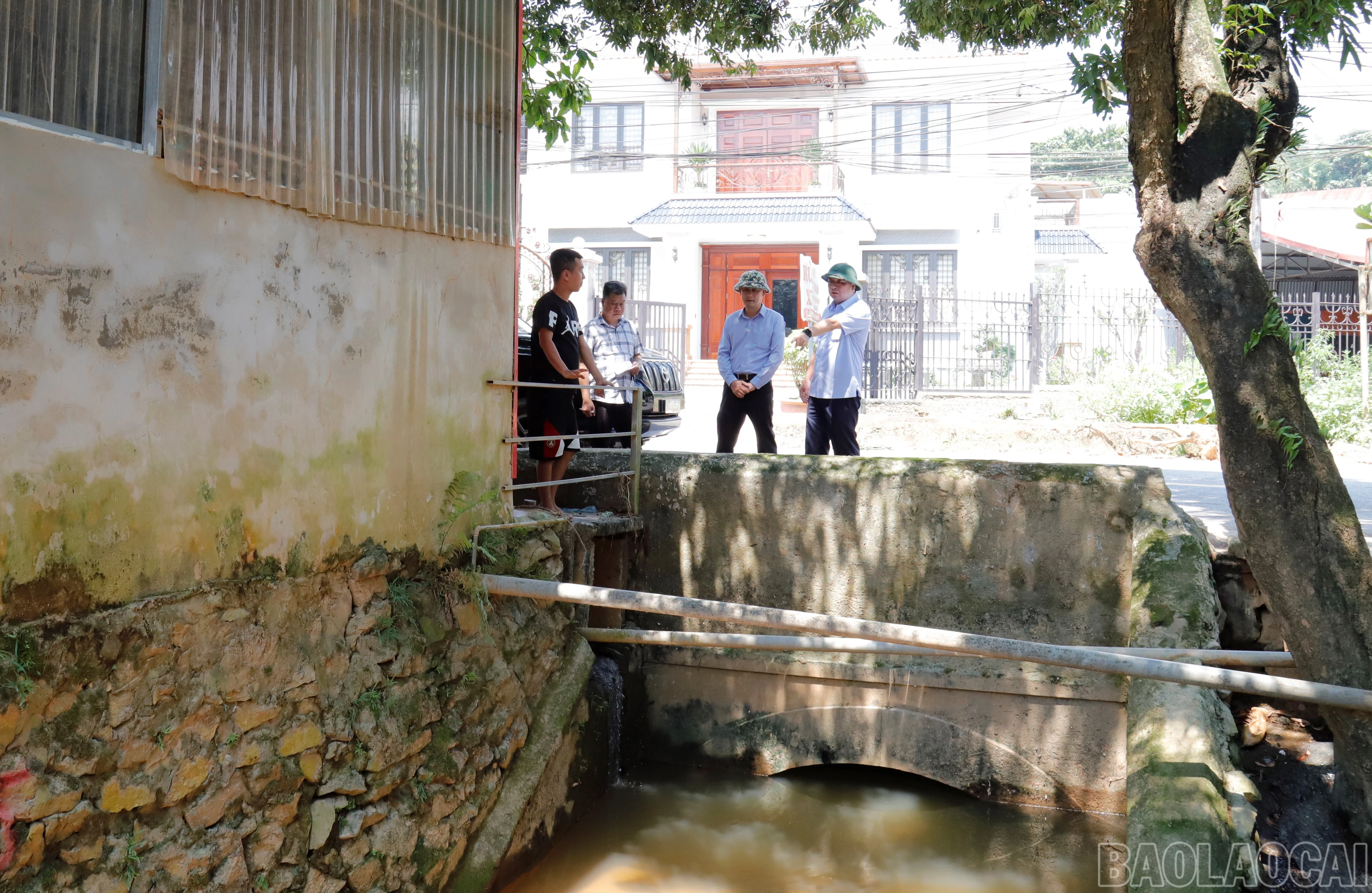 baolaocai-br_doan-cong-tac-cua-phuong-kiem-tra-hoat-dong-tieu-thoat-nuoc-tai-duong-le-van-tam-8-anh-6-thanh-nghi.jpg
