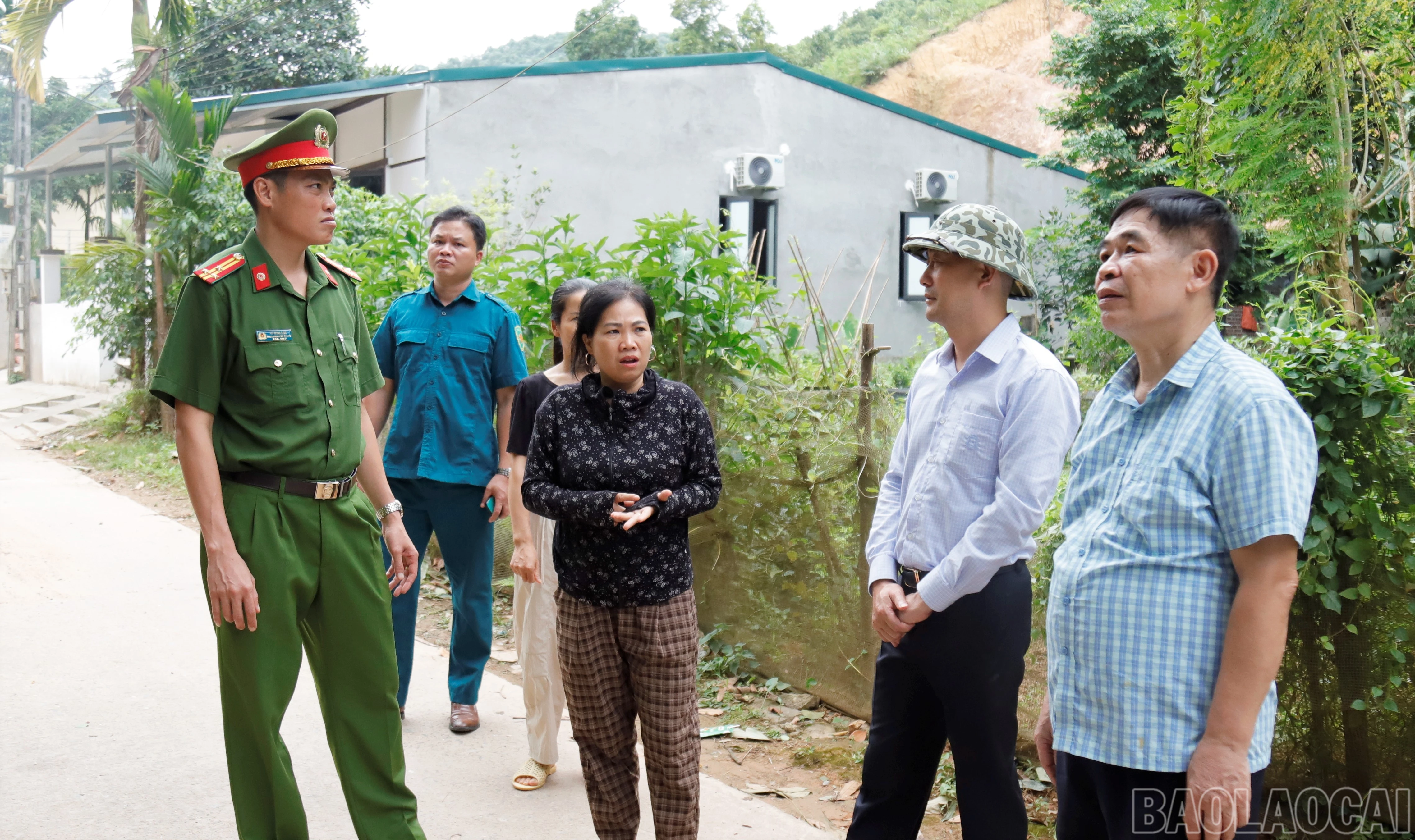 baolaocai-br_doan-cong-tac-tuyen-truyen-nhac-nho-nhan-dan-o-vi-tri-sat-lo-taluy-tai-to-dan-pho-dong-tam-15.jpg
