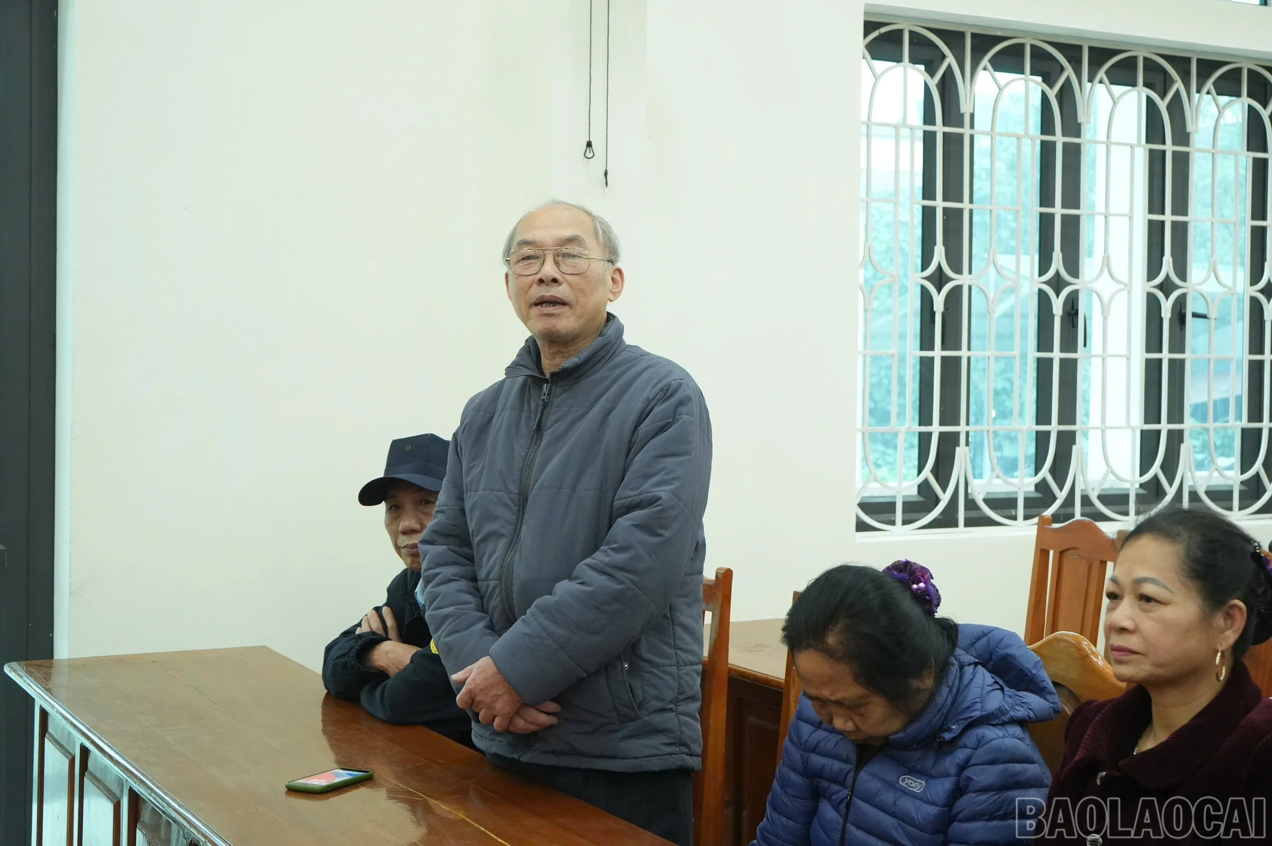 Các cử tri tham gia ý kiến đối với người được giới thiệu ứng cử đại biểu HĐND các cấp.