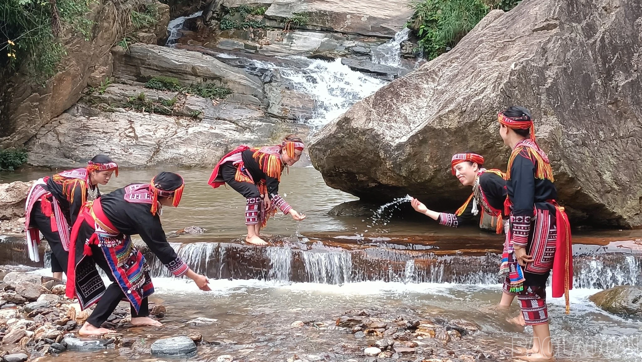 baolaocai-br_nhung-co-gai-dao-do-ben-dong-thac-trong-lanh.jpg