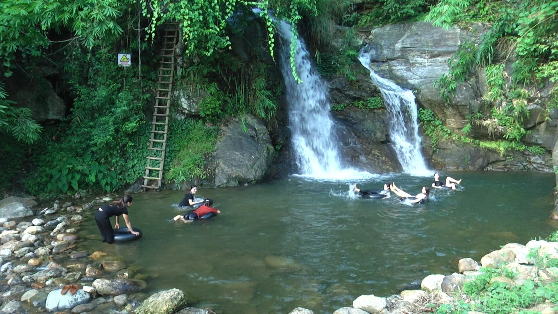 baolaocai-br_du-khach-tim-ve-thac-nuoc-minh-khai-moi-dip-he-den.jpg