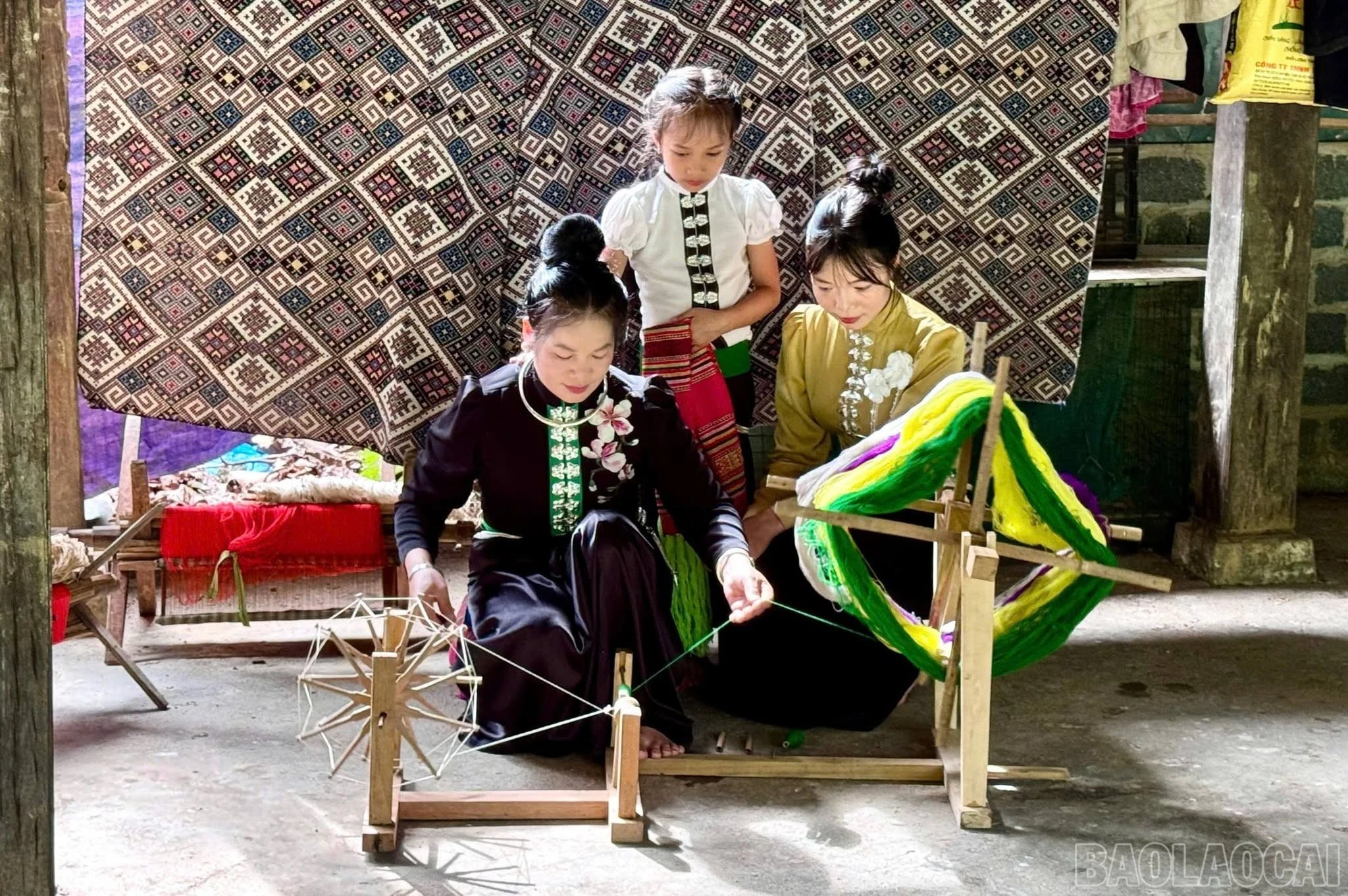 baolaocai-br_chi-hien-huong-dan-cho-cac-chau-hoc-det.jpg