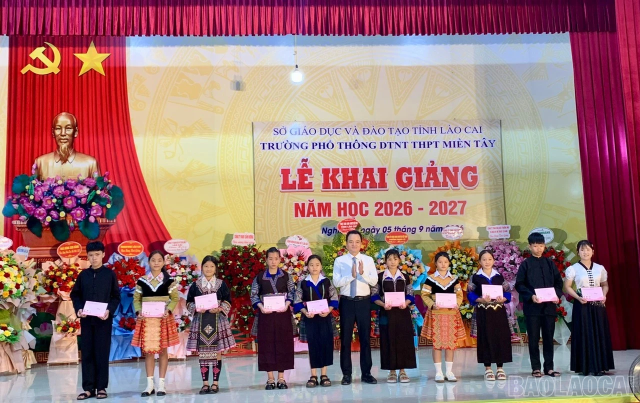Phó Chủ tịch UBND tỉnh Giàng Quốc Hưng trao 10 suất quà của Quỹ Bảo trợ Trẻ em tỉnh Lào Cai cho các học sinh có hoàn cảnh khó khăn vượt khó vươn lên trong học tập.
