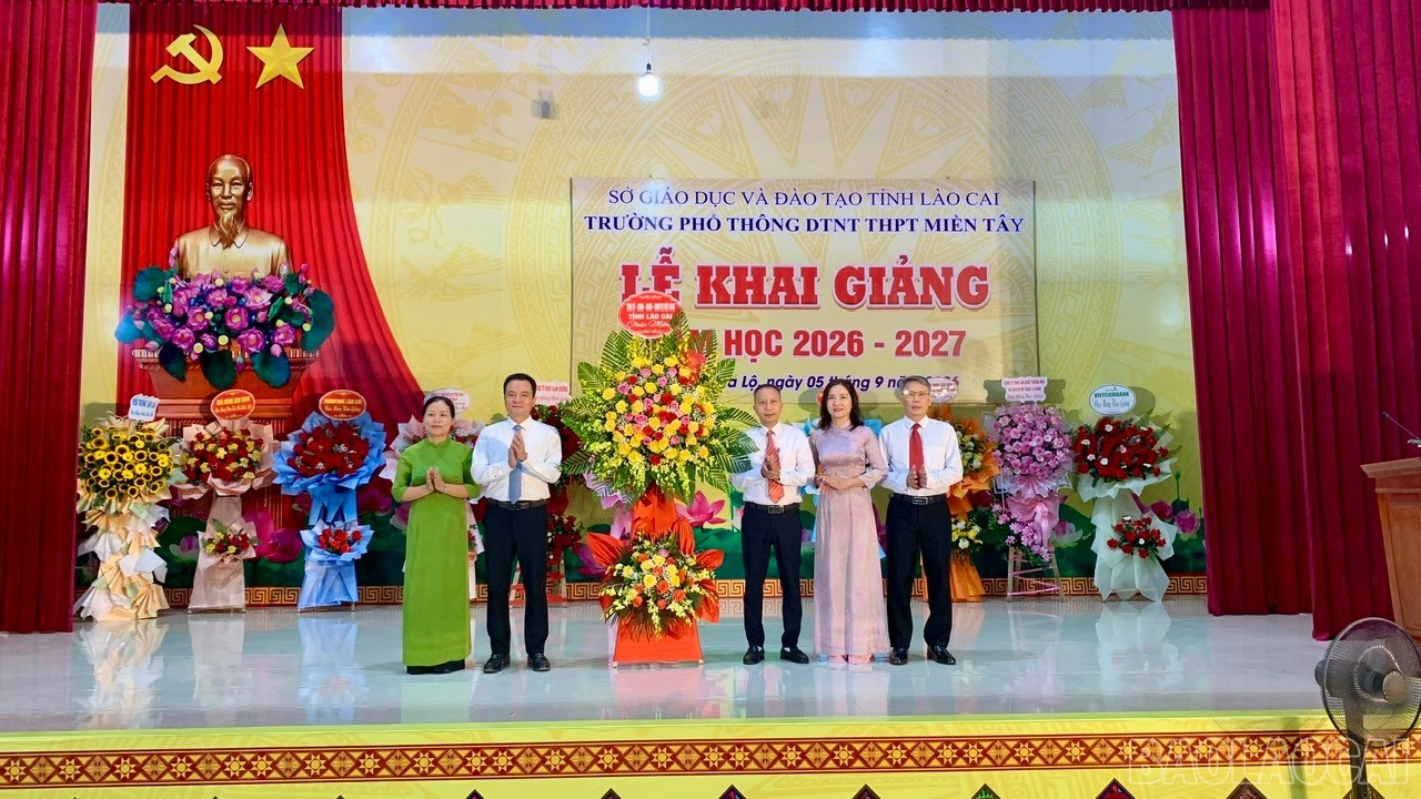 Đồng chí Giàng Quốc Hưng – Ủy viên Ban Thường vụ Tỉnh ủy, Phó Chủ tịch UBND tỉnh tặng hoa chúc mừng nhà trường.