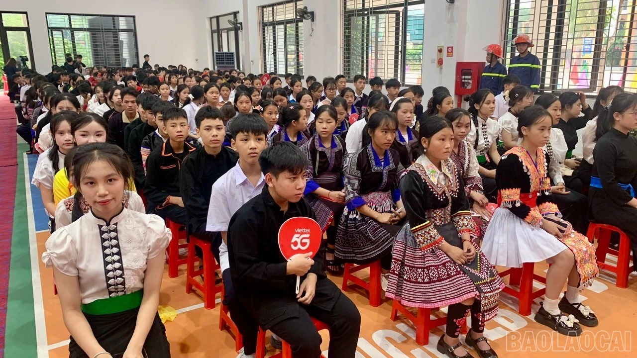 Các em học sinh tham dự lễ khai giảng.