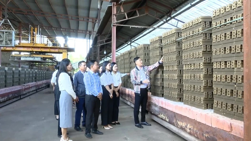 lanh-dao-phuong-di-kiem-tra-thao-go-nhung-kho-khan-vuong-mac-cho-cac-doanh-nghiep-san-xuat-tren-dia-ban.jpg