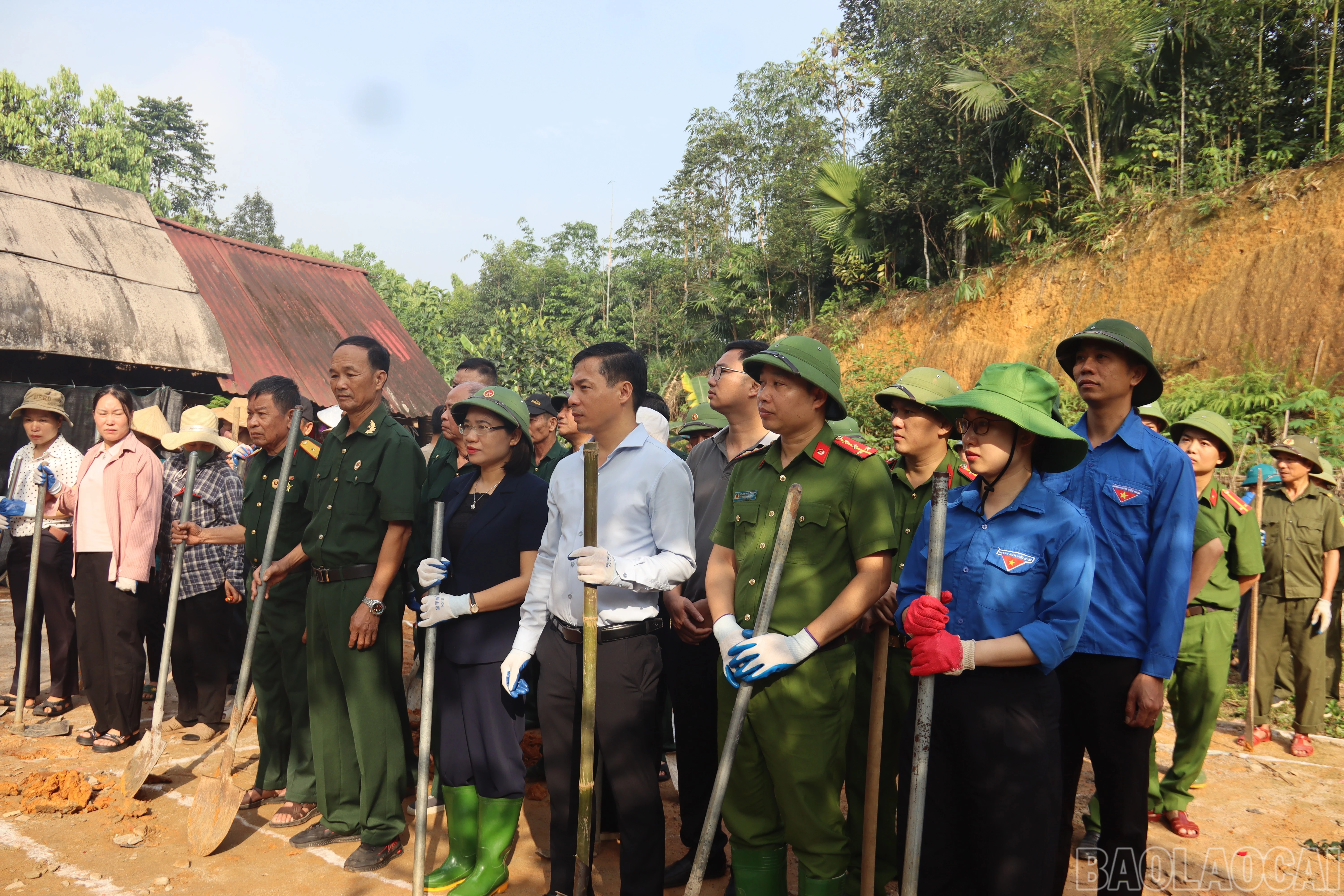 baolaocai-br_doan-vien-thanh-nien-phuong-au-lau-tham-gia-lam-mong-xay-nha-cho-con-cua-nguoi-nhiem-chat-doc-hoa-hoc.jpg