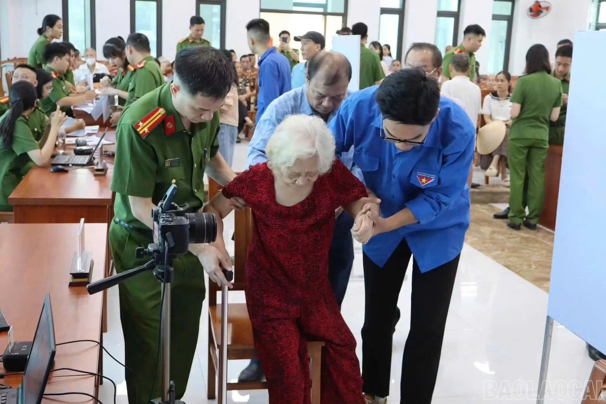 Tuổi trẻ Lào Cai hăng hái, nhiệt tình tham gia hỗ trợ thân nhân liệt sĩ đến các điểm lấy mẫu phục vụ giám định ADN.