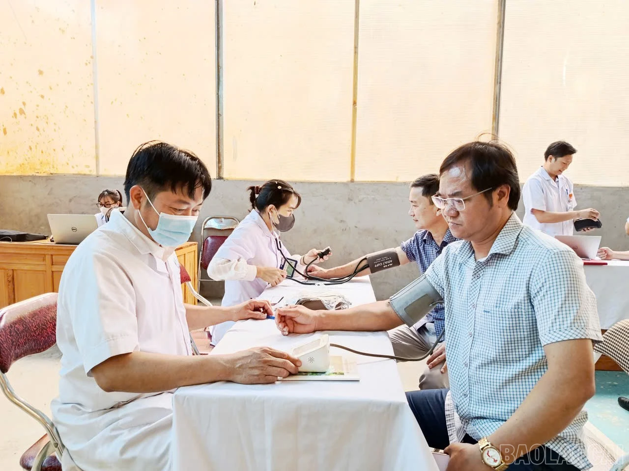 Lãnh đạo xã tham gia khám định kỳ sức khỏe.