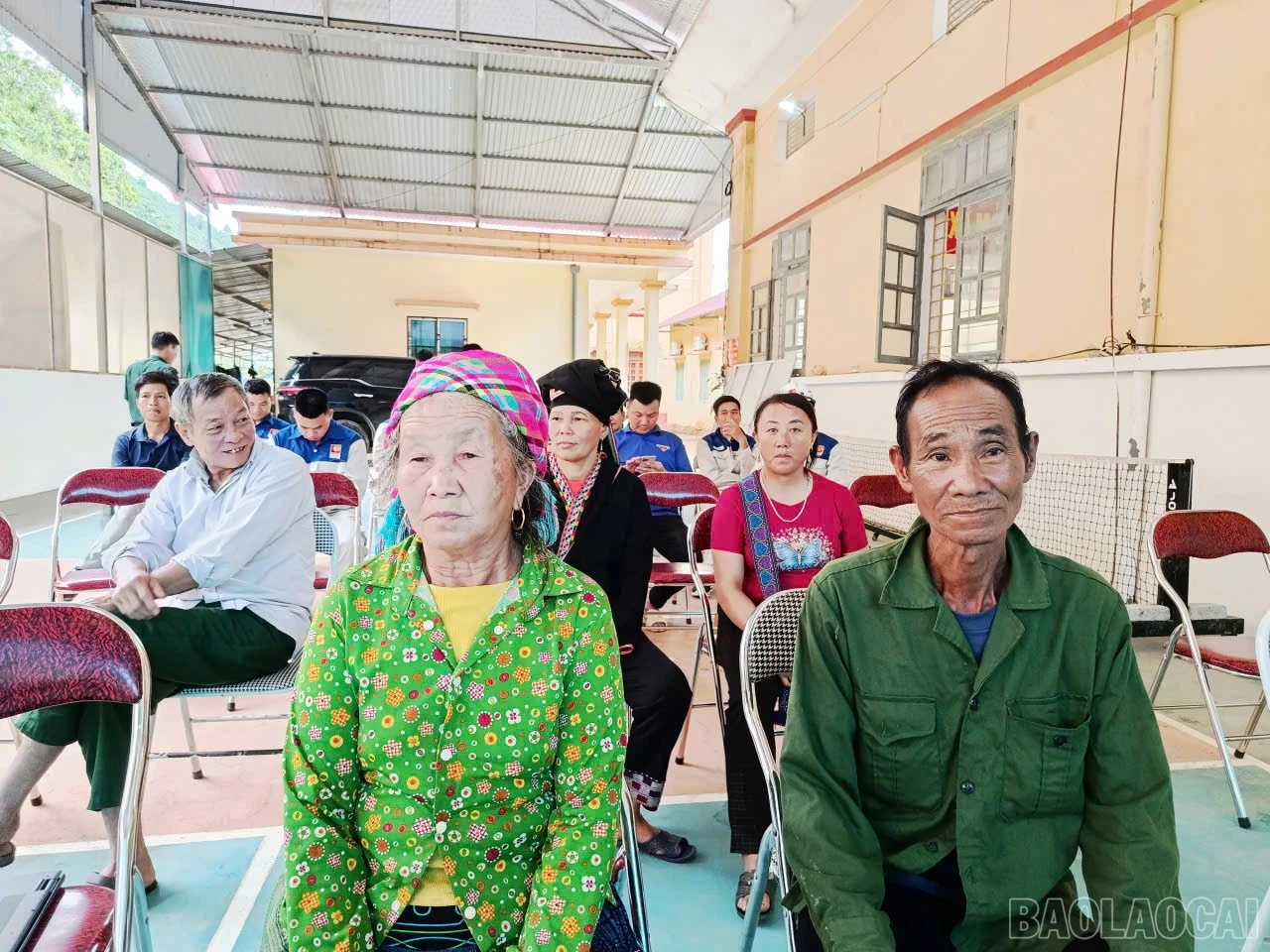 Người dân xã Mỏ Vàng phấn khởi vì được khám sức khỏe định kỳ.