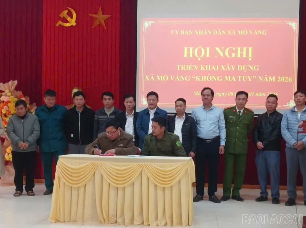 baolaocai-br_lanh-dao-dia-phuong-chung-kien-viec-ky-cam-ket-thuc-hien-xay-dung-thon-khong-co-ma-tuy-giua-cac-thon-ban.jpg