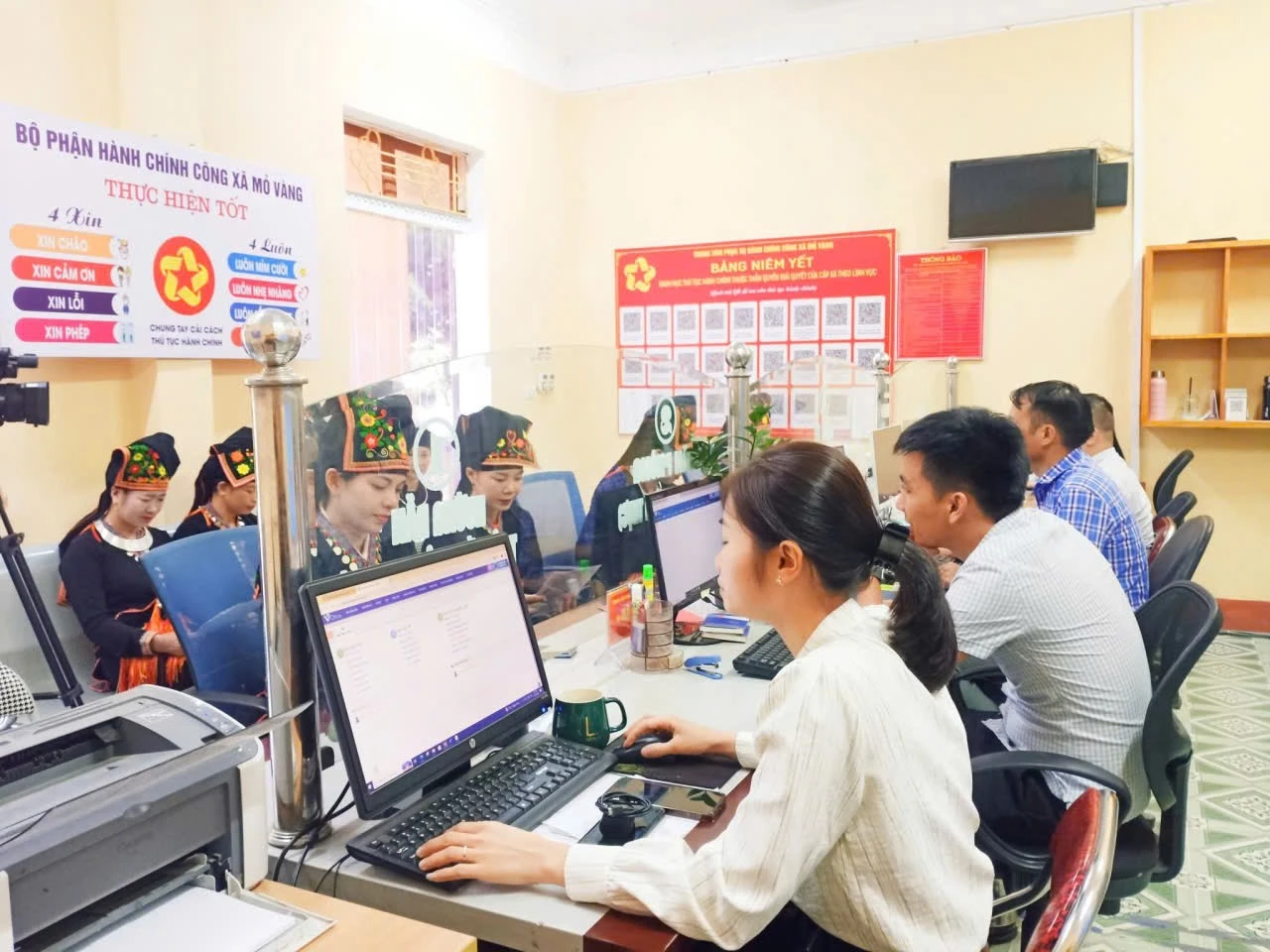 Đội ngũ cán bộ, công chức Bộ phận PVHCC xã Mỏ Vàng luôn tận tình phục vụ Nhân dân khi đến làm các thủ tục hành chính.