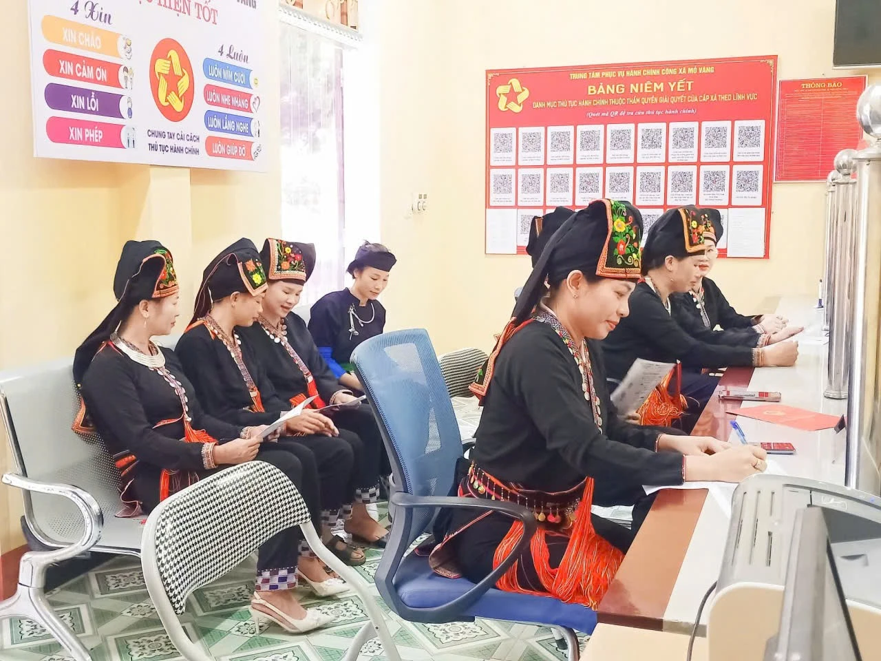 Người dân luôn hài lòng khi đến làm các thủ tục tại Trung tâm PVHCC xã.