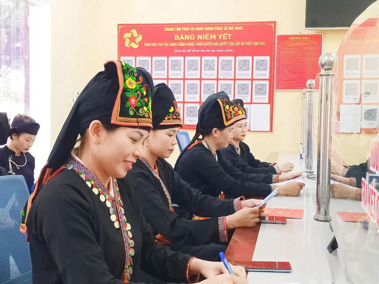 Thứ 2 hàng tuần, người dân đến giao dịch tại Trung Tâm đều mặc trang phục truyền thống nhằm giữ gìn văn hóa dân tộc